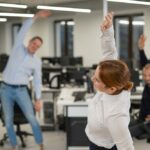 3 Mitarbeitende praktizieren Bewegung in der Mittagspause