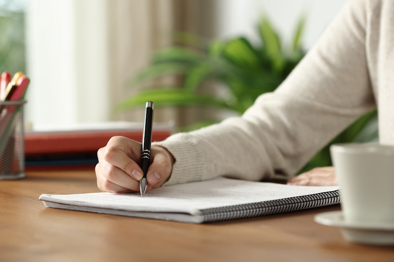 Cornell-Methode: So holen Sie mehr aus Ihren Notizen heraus 1 Frau macht sich nach der cornell methode notizen