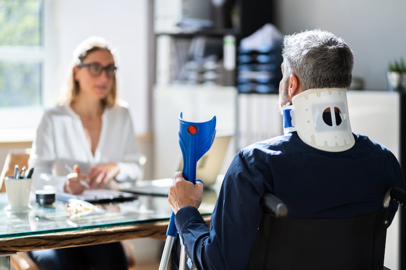 Was ist Verletztengeld? Höhe, Anspruch & Wissenswertes 1 Verletzter Mann moechte Verletztengeld beantragen