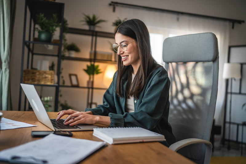 Erste Tätigkeitsstätte: Kriterien & Auswirkungen 1 Frau arbeitet im homeoffice als erste taetigkeitsstaette
