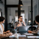 Vorgesetzter hat Meeting mit seinem Team. Er setzt auf agile Führung.