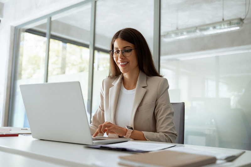 Eine Frau wertet digitale Daten mit Business Intelligence aus.