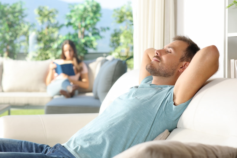 Abschalten nach der Arbeit: So finden Sie Ruhe und neue Energie 1 Mann auf gartemoebel moechte abschalten nach der Arbeit