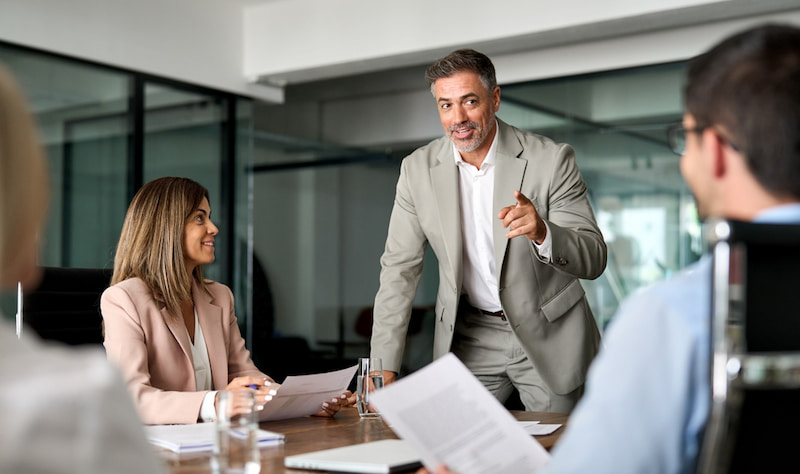 Compliance-Management wird zwischen Kollegen diskutiert.